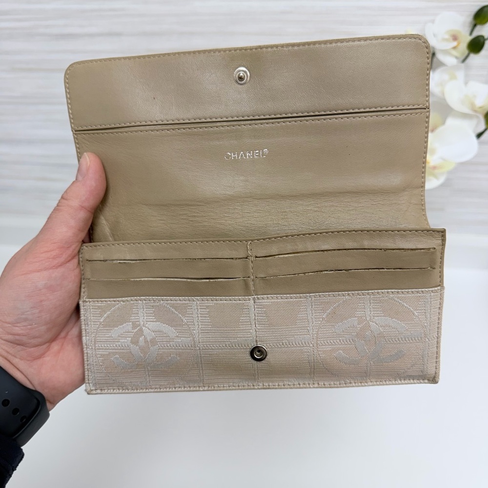 CHANEL Beige and Cream Quilted Logo Key & Card Holder - Picture 14 of 16